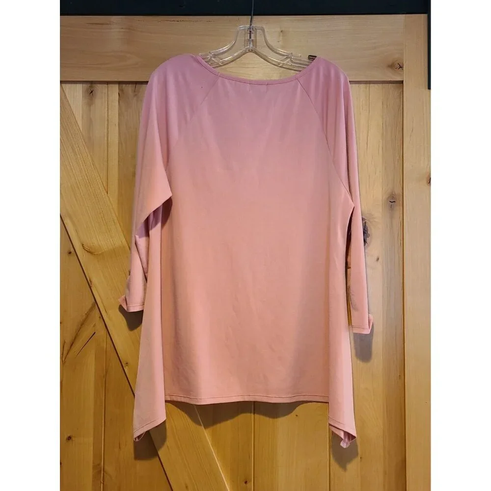 Simply Emma Size 1X Sharkbite Hem 3/4 Sleeve Beaded Embellished Neck Top Pink - Picture 2 of 15